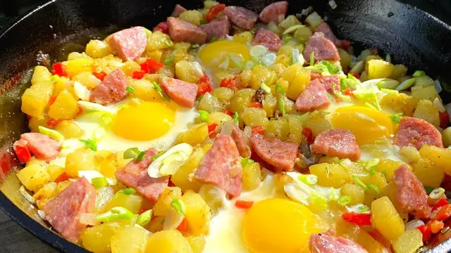 Картошка с яйцами на сковороде