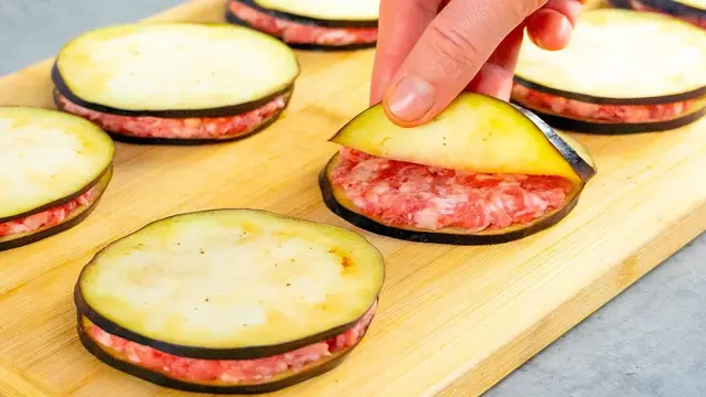 Запечённые баклажаны с мясным фаршем и сметанным соусом