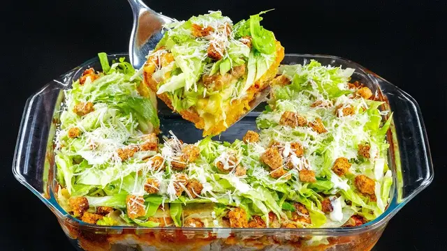 Сочный сэндвич с курицей, моцареллой и соусом Цезарь