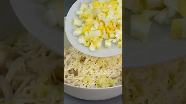 Праздничный салат с кальмарами 