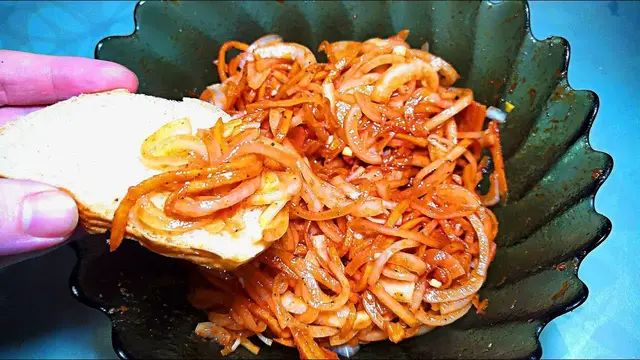 Маринованный лук с томатной пастой и уксусом