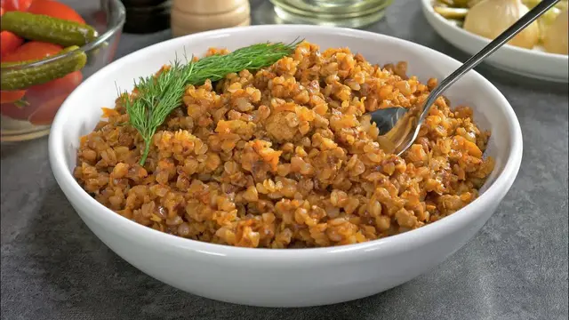 Гречневая каша с фаршем на сковородке 