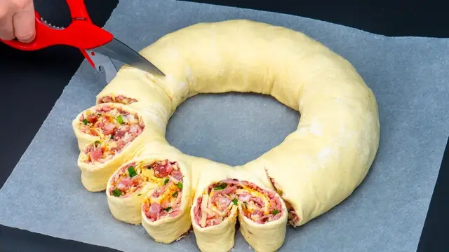 Вкусная закуска из слоеного теста, ветчины и сыра