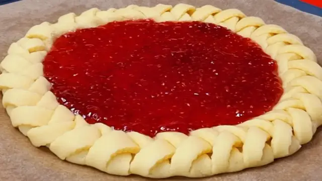 Открытый пирог с джемом