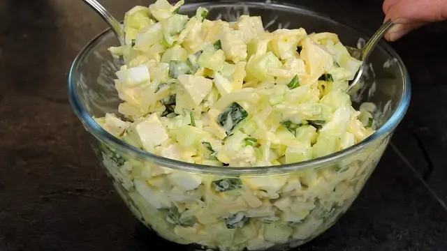 Праздничный салат с курицей, сыром и зелёным луком