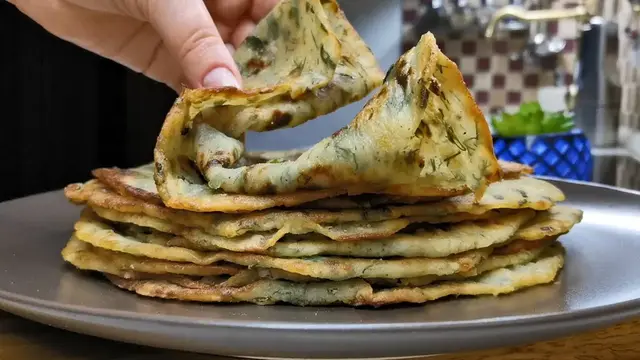 Картофельные лепешки с зеленью на сковороде
