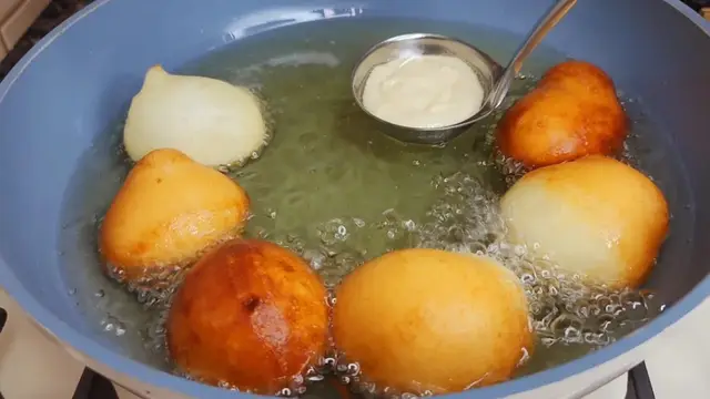 Пышные пончики с шоколадом