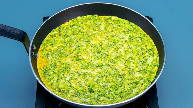 Запеканка из брокколи с беконом и сырным соусом