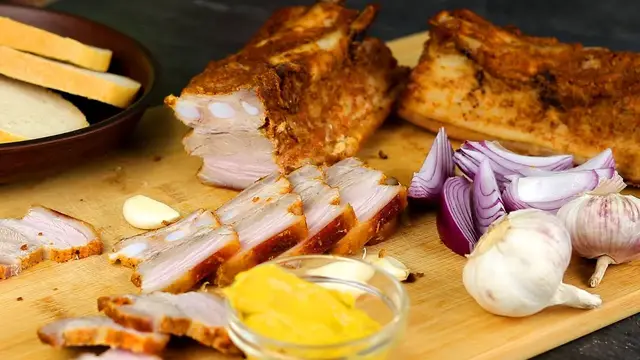 Праздничная закуска из свиной грудки 