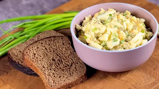 Лёгкий салат с плавленым сырком и консервированным горошком