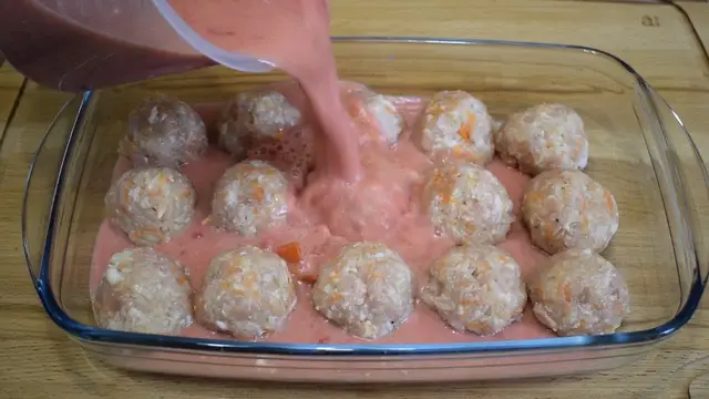 Вкусные тефтели в сметанно-томатном соусе