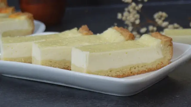 Нежный сметанник - домашний пирог с суфлейной начинкой