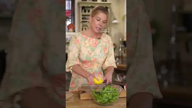 Салат «Нисуаз» с семгой, анчоусами и спаржей