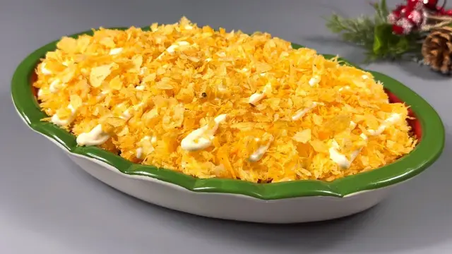 Оригинальный слоеный салат с яйцами, шпротами и чипсами