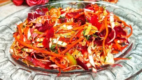 Простой салат со свёклой, капустой и болгарским перцем