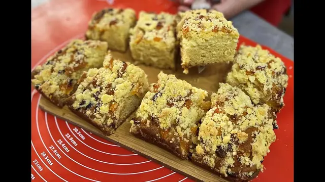 Пирог со сладкой крошкой и курагой