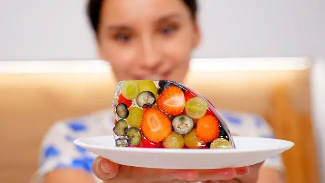Торт-десерт с ягодами без выпечки