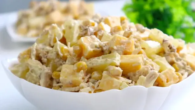Очень вкусный салат с курицей и ананасами