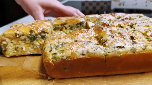Заливной пирог с луком и яйцами 