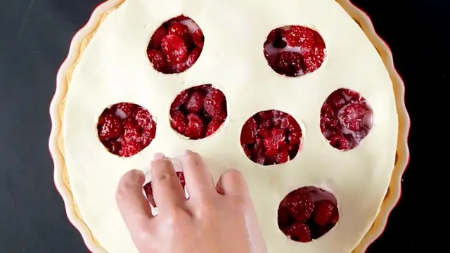 Красивый пирог из слоёного теста
