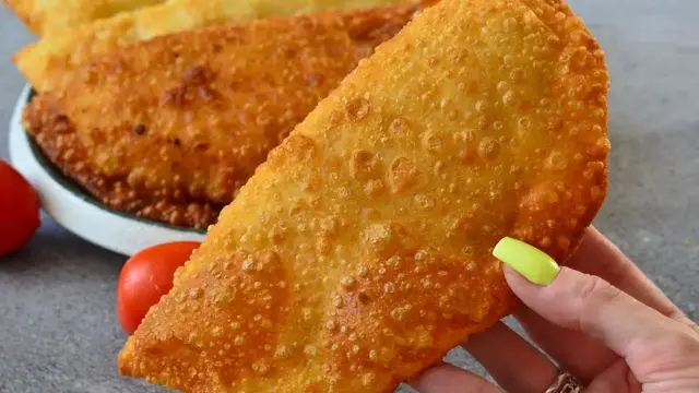 Хрустящие и сочные чебуреки с мясом