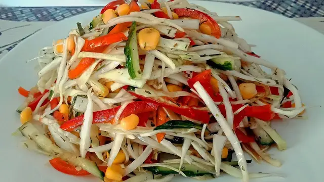 Простой и лёгкий салат из капусты и огурцов 