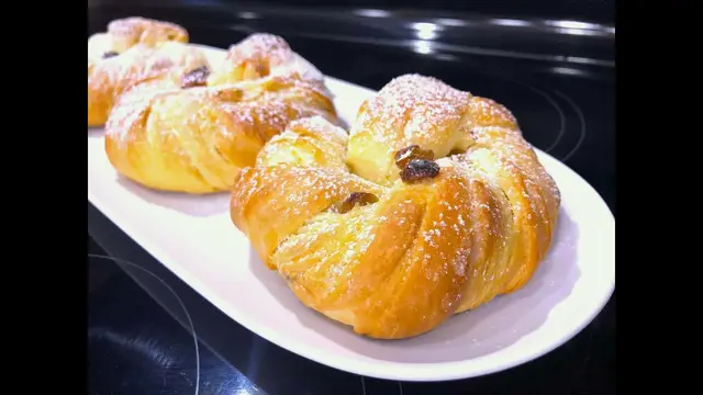 Сдобные ванильные булочки с изюмом