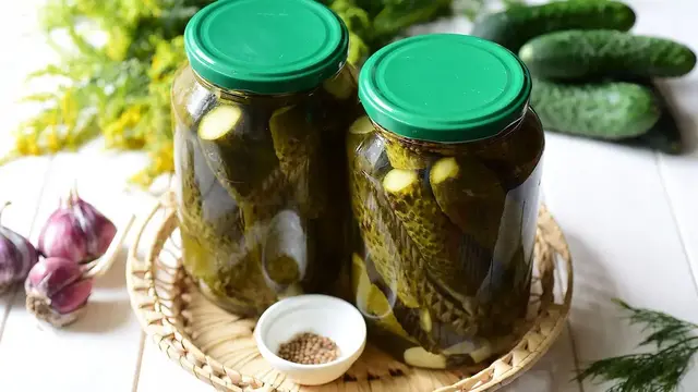 Маринованные огурцы с кориандром