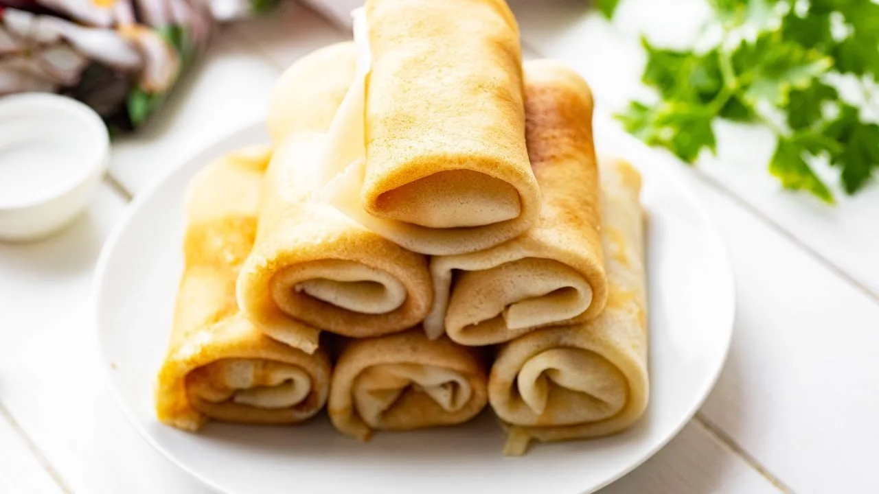 Блины с печенью трески и яйцом на Масленицу