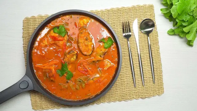 Тушеная рыба с овощами в томатном соусе