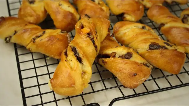 Ароматные дрожжевые булочки с кусочками шоколада