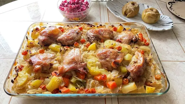 Овощное рагу с курицей в духовке