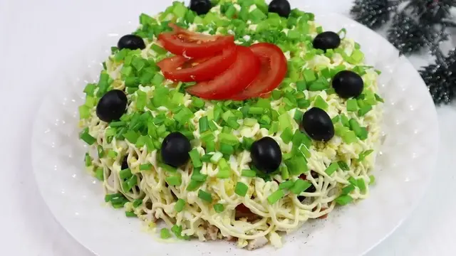 Новогодний салат с курицей и черносливом