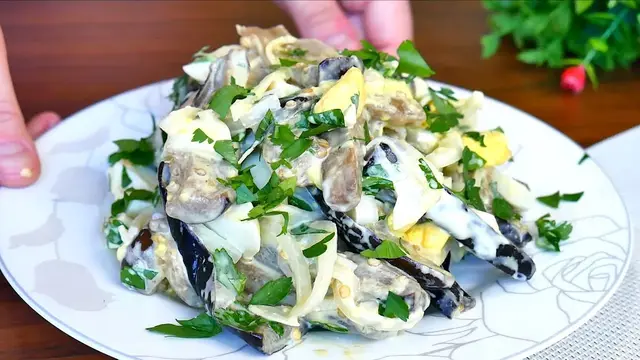 Простий салат з баклажанами на кожен день
