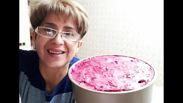 Слоёный салат с черносливом, орехами и куриной грудкой 