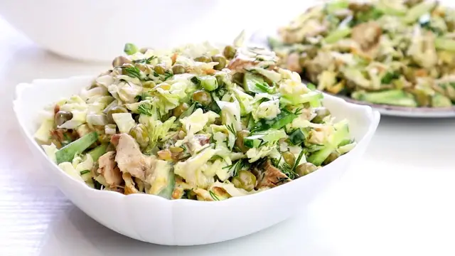 Обалденный салат с капустой и жареной курицей