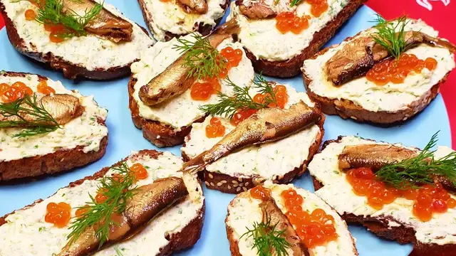 Бутерброды с плавленым сыром и маринованными огурцами