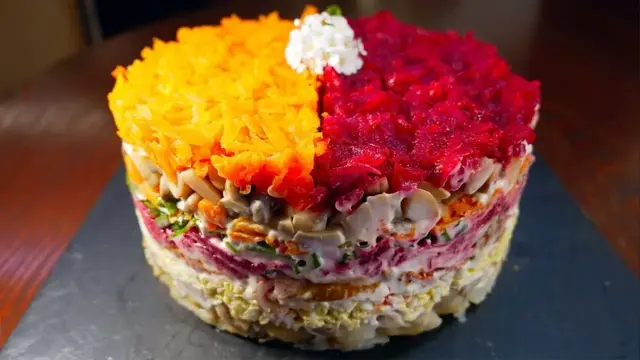 Слоеный салат с курицей, грибами и овощами