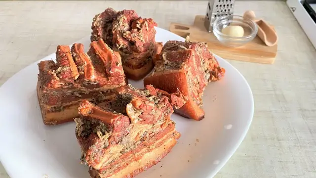 Вкусная грудинка в луковой шелухе