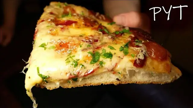 Открытый пирог с сыром сулугуни и салями