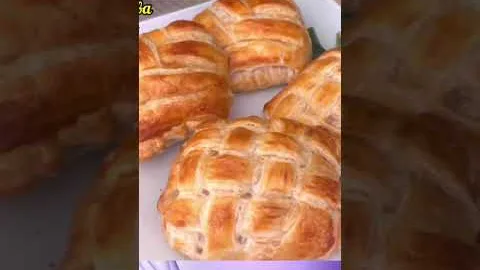 Воздушные слойки с яблоками