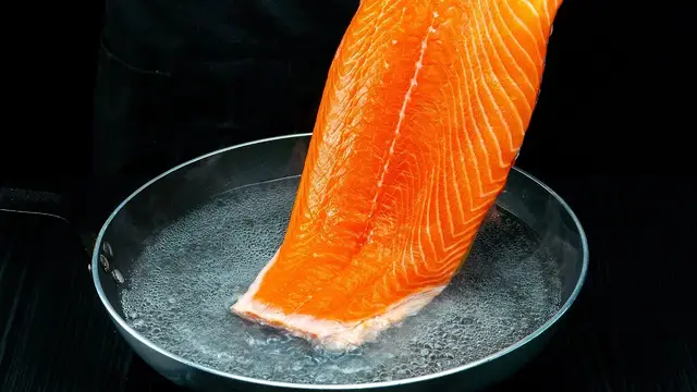 Нежный лосось с овощным рагу и сливочным соусом