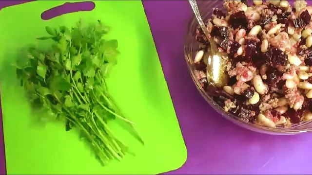 Салат с фасолью, тунцом и свёклой 
