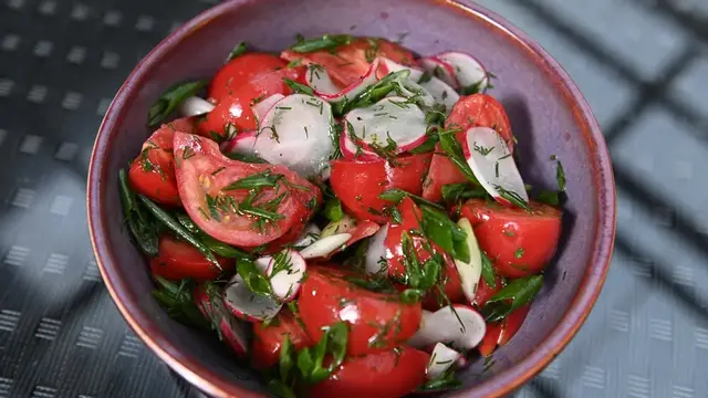 Карп на гриле. Салат из томатов и редиса