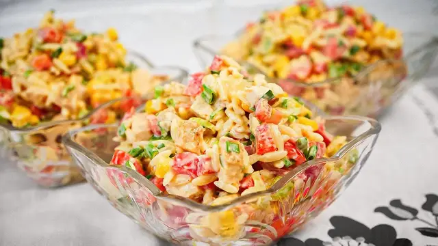 Праздничный салат с курицей и макаронами