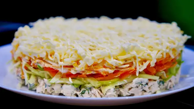 Салат с курицей, овощами и сыром