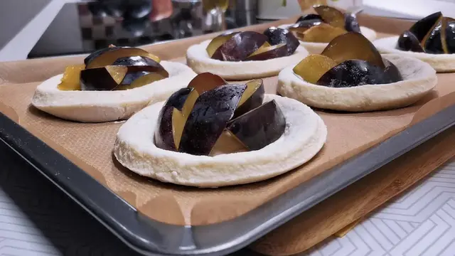 Творожные плюшки со сливами