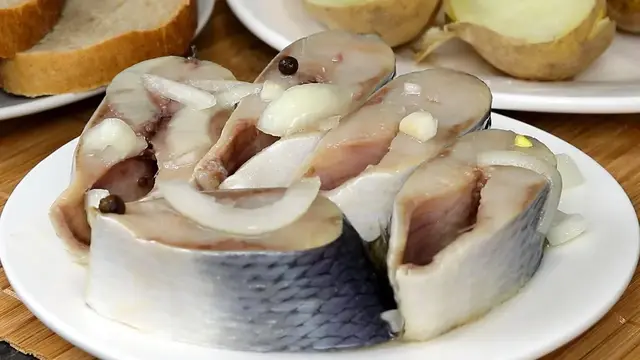 Очень вкусная маринованная селедка