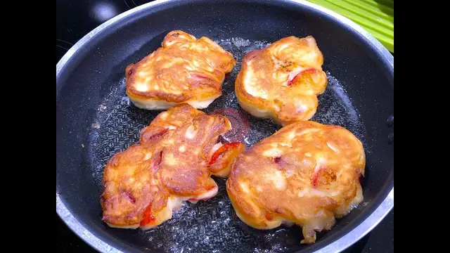 Пышные оладьи со сливами на кефире