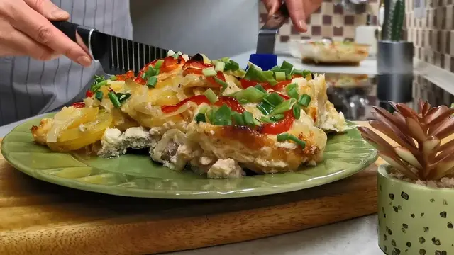 Нежнейшее мясо с картошкой в духовке